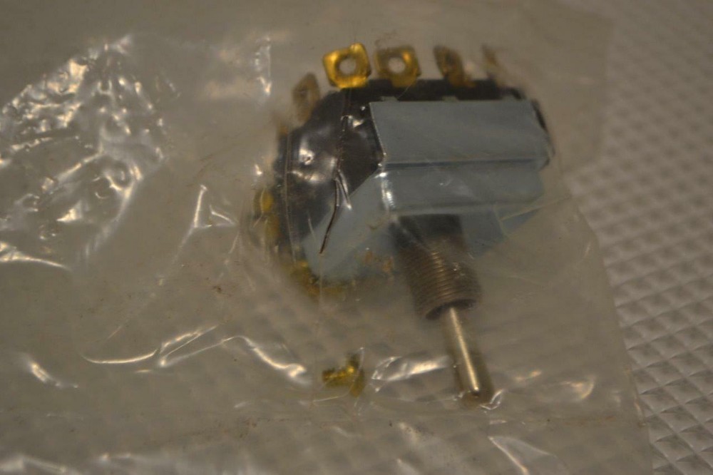 ONE NEW CUTLER HAMMER TOGGLE SWITCH 1045.