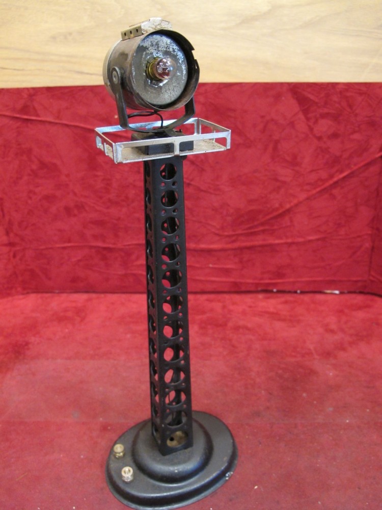MARX O SINGLE HEAD FLOOD LIGHT TOWER.