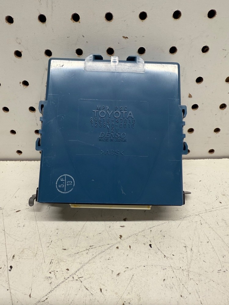 2004-2005 Toyota Prius MPX Power Source Control Module OEM 89618-47010