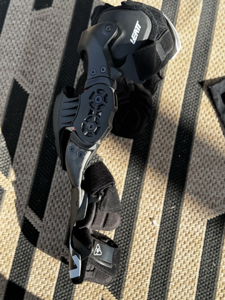 Leatt Knee Brace C-Frame Pro Carbon S/M Pair