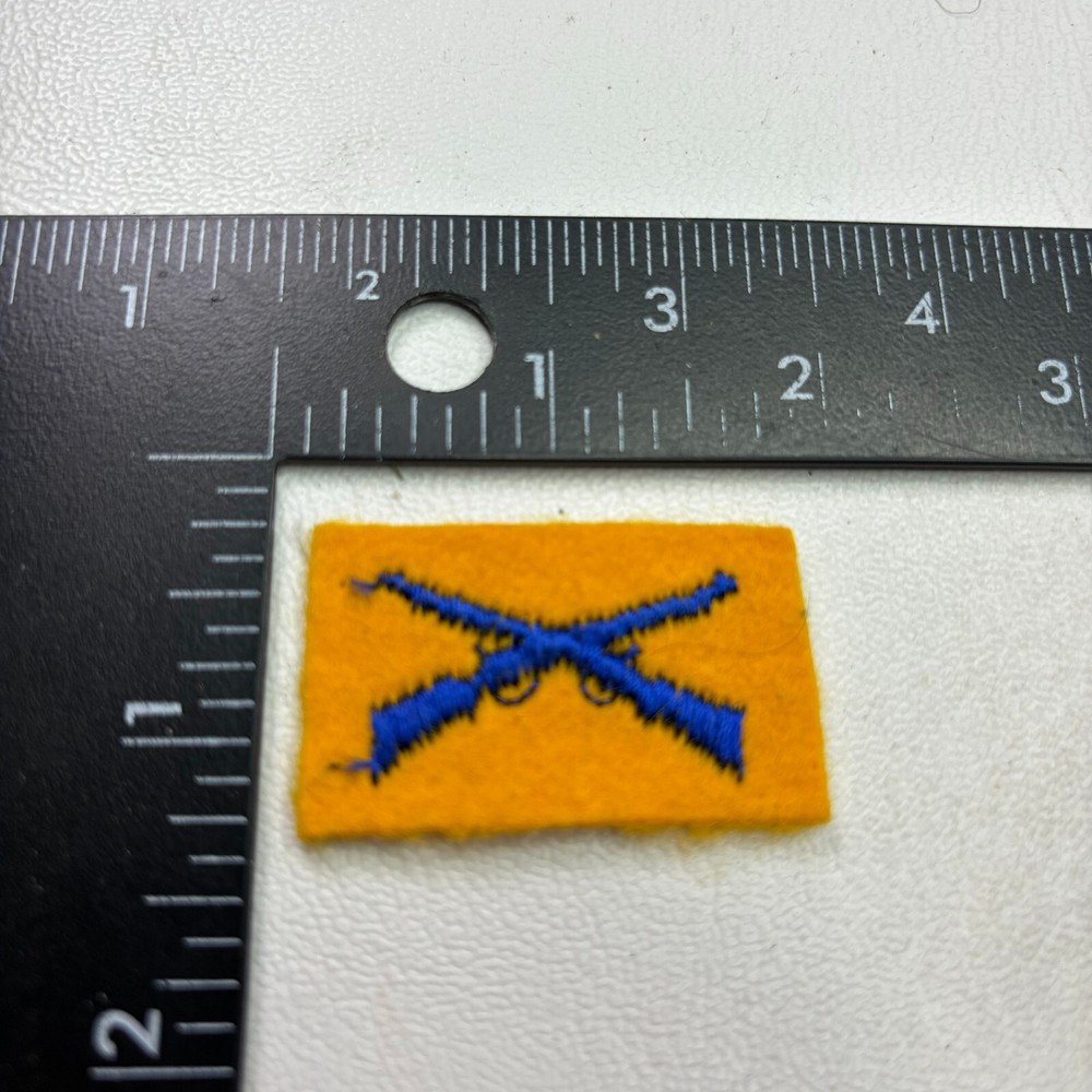 Small CROSSSED GUN / RIFLE Embroidered Felt Patch 441D