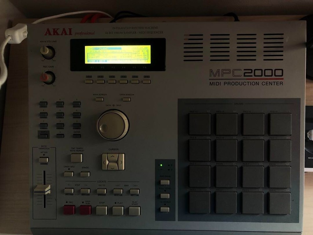 AKAI Sampling Machine MPC2000 MIDI Sampler working
