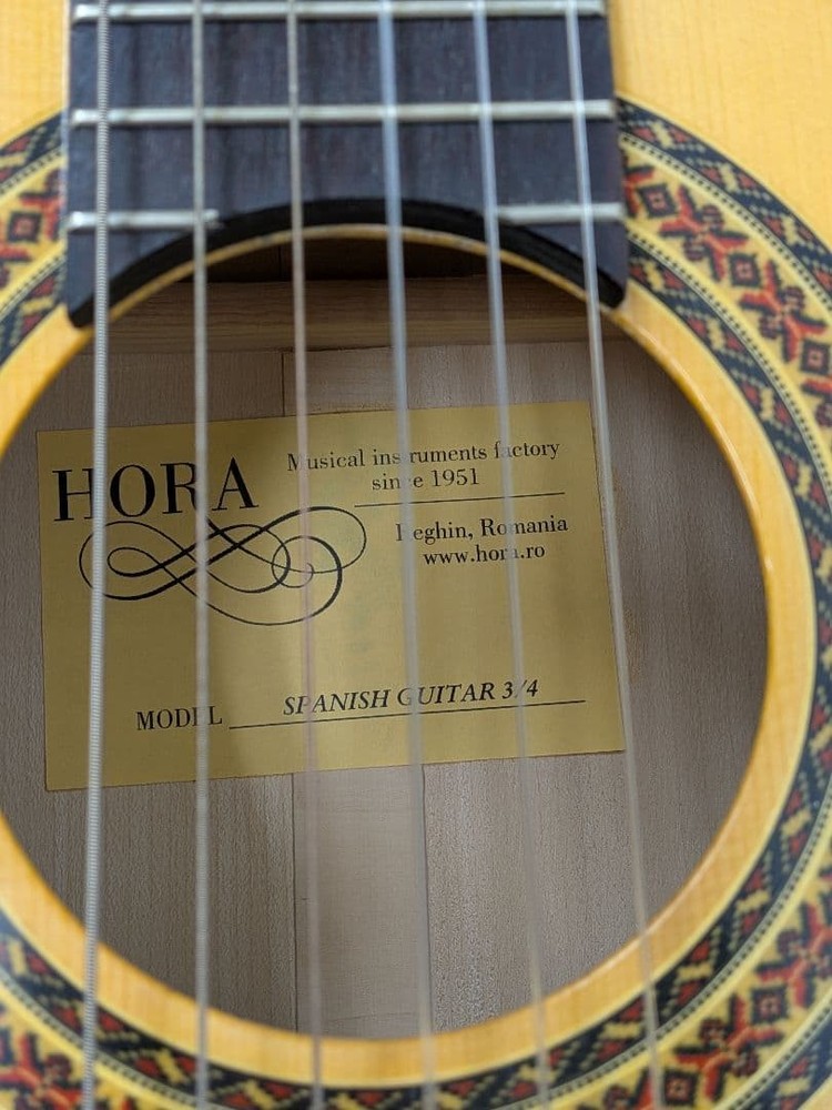 Hora Classical Guitar 3/4 Acoustic With Solid Spruce Top Maple Back