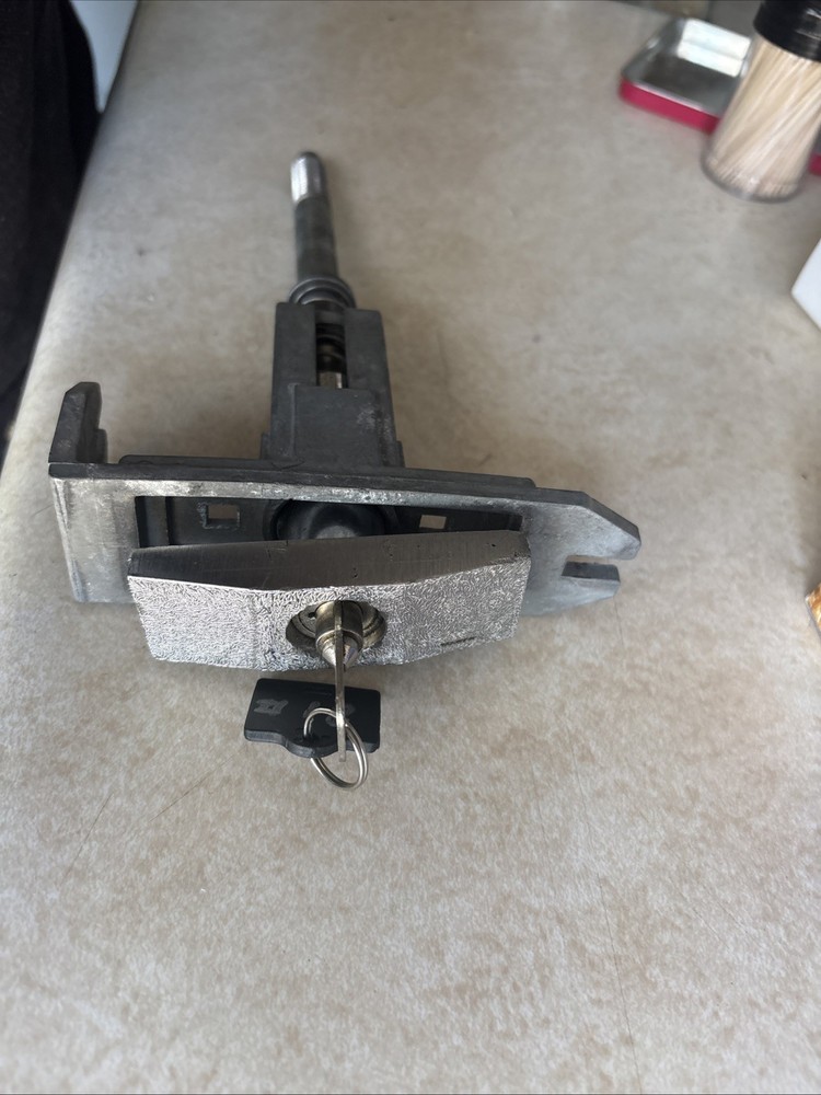 Dixie Narco T handle with posts (for coin chute) includes lock and One keys