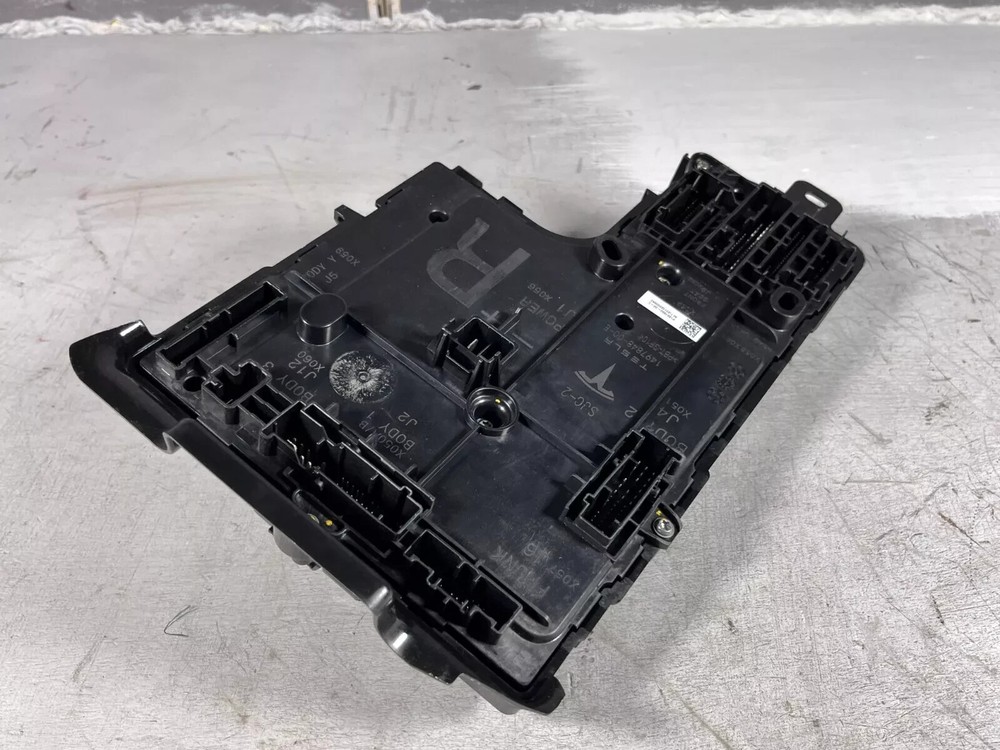 ⭕20-24 Tesla Model Y Right Low Voltage Controller Electronic Module 1657650-00-C