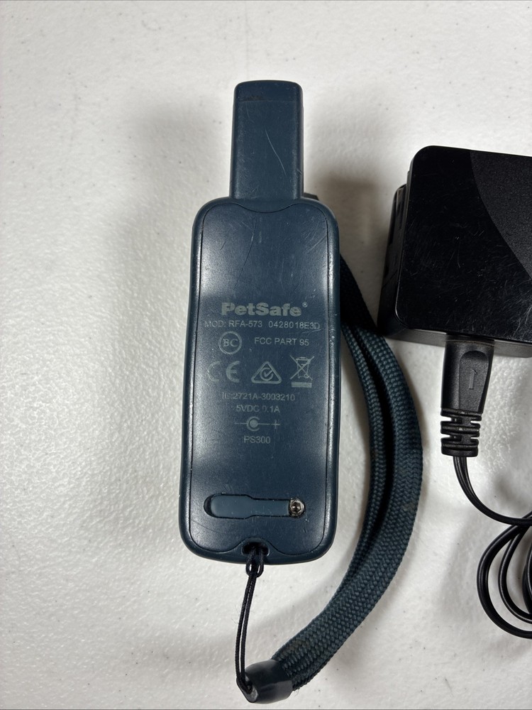 PetSafe RFA573 remote W/ charger Only, Powers On, Not Fully Tested