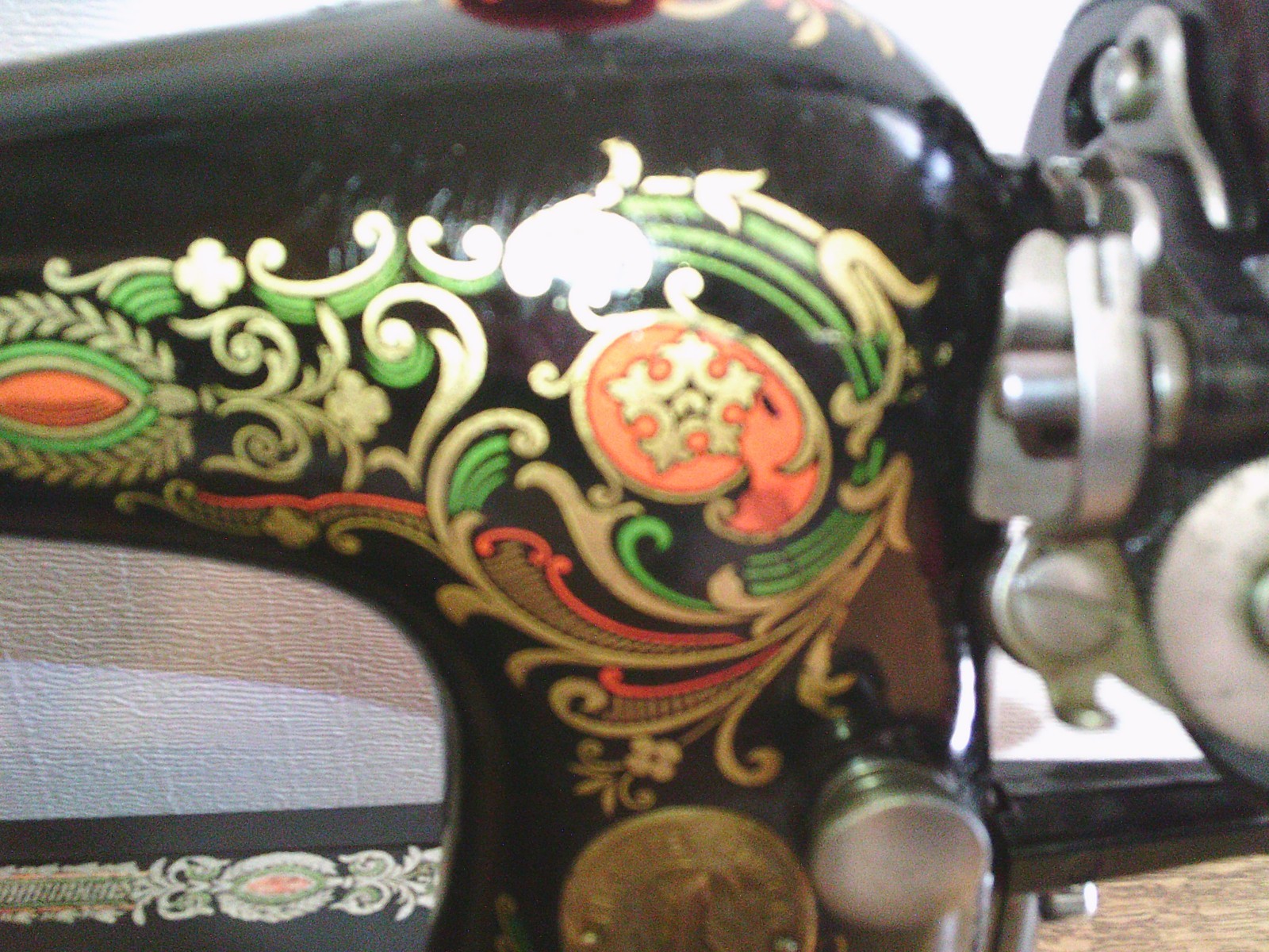 ANTIQUE SINGER SEWING MACHINE MODEL 66 'RED EYE', HAND CRANK, SERVICED