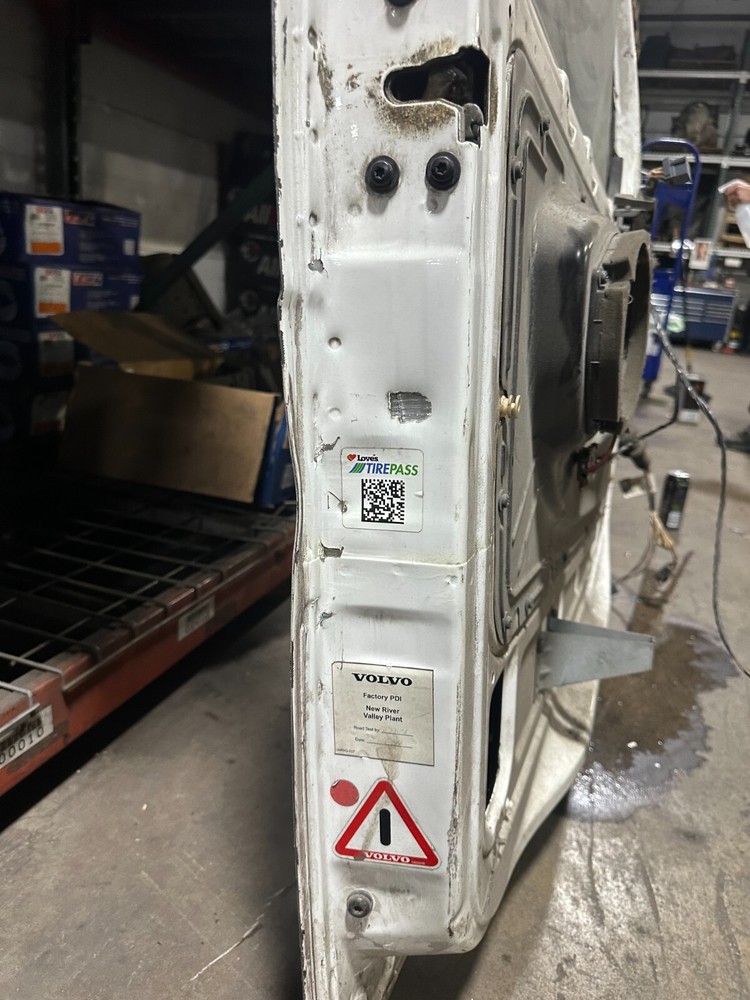 VOLVO VNL DOOR
