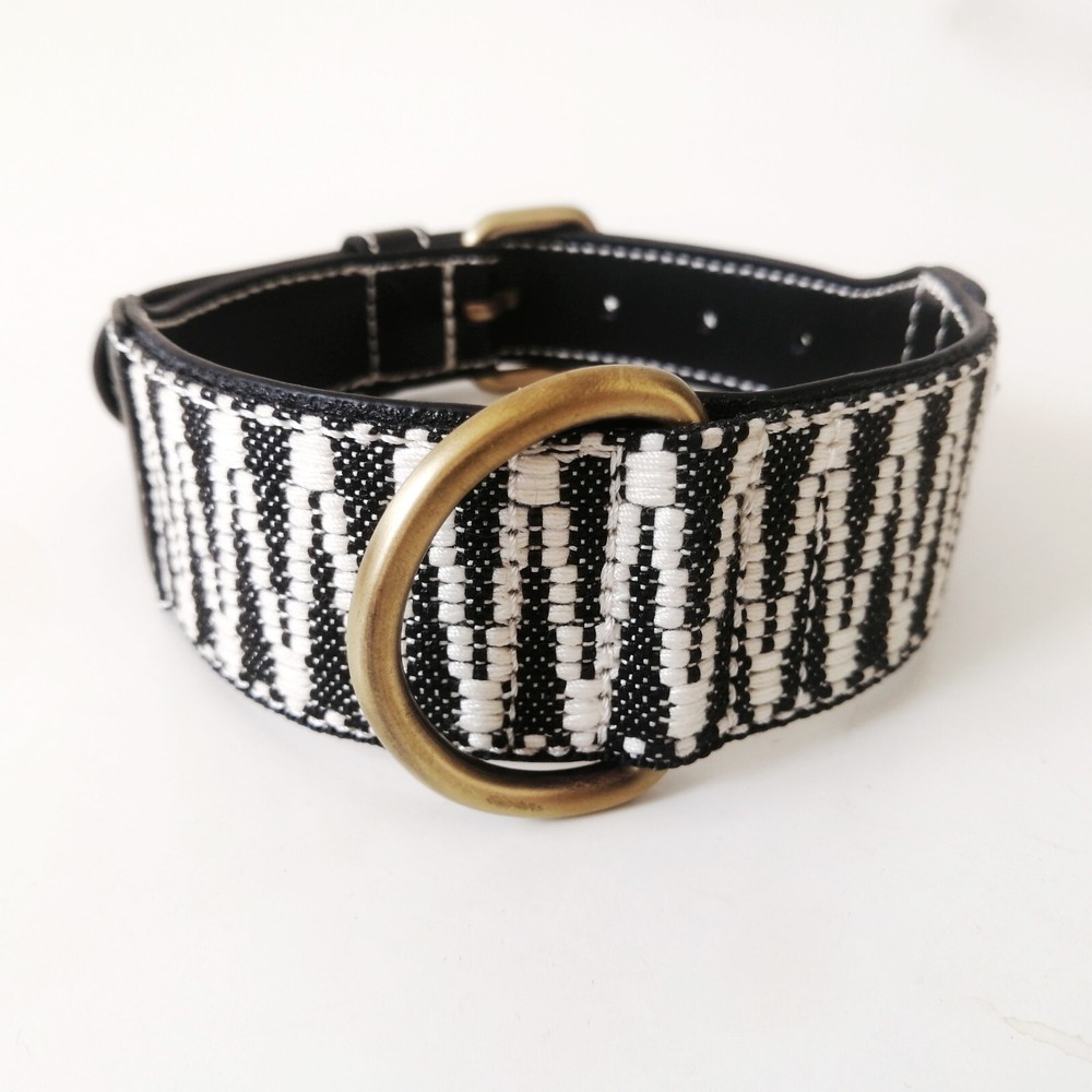 Leather dog collar is adjustable, suitable for medium-sized dogs, adjustable