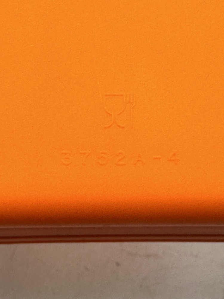 Tupperware Sandwich Keeper 3752A-4 Orange