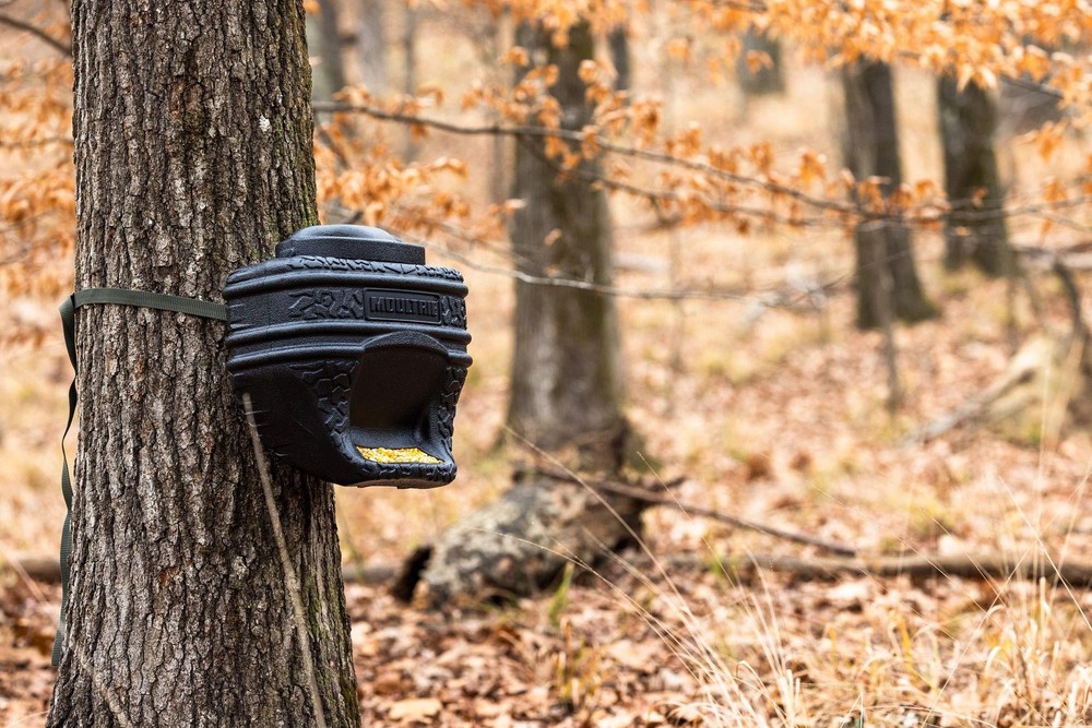 40lb. Feed Bin. - Easy Fill Gravity Feeder - 6 Gallon Capacity