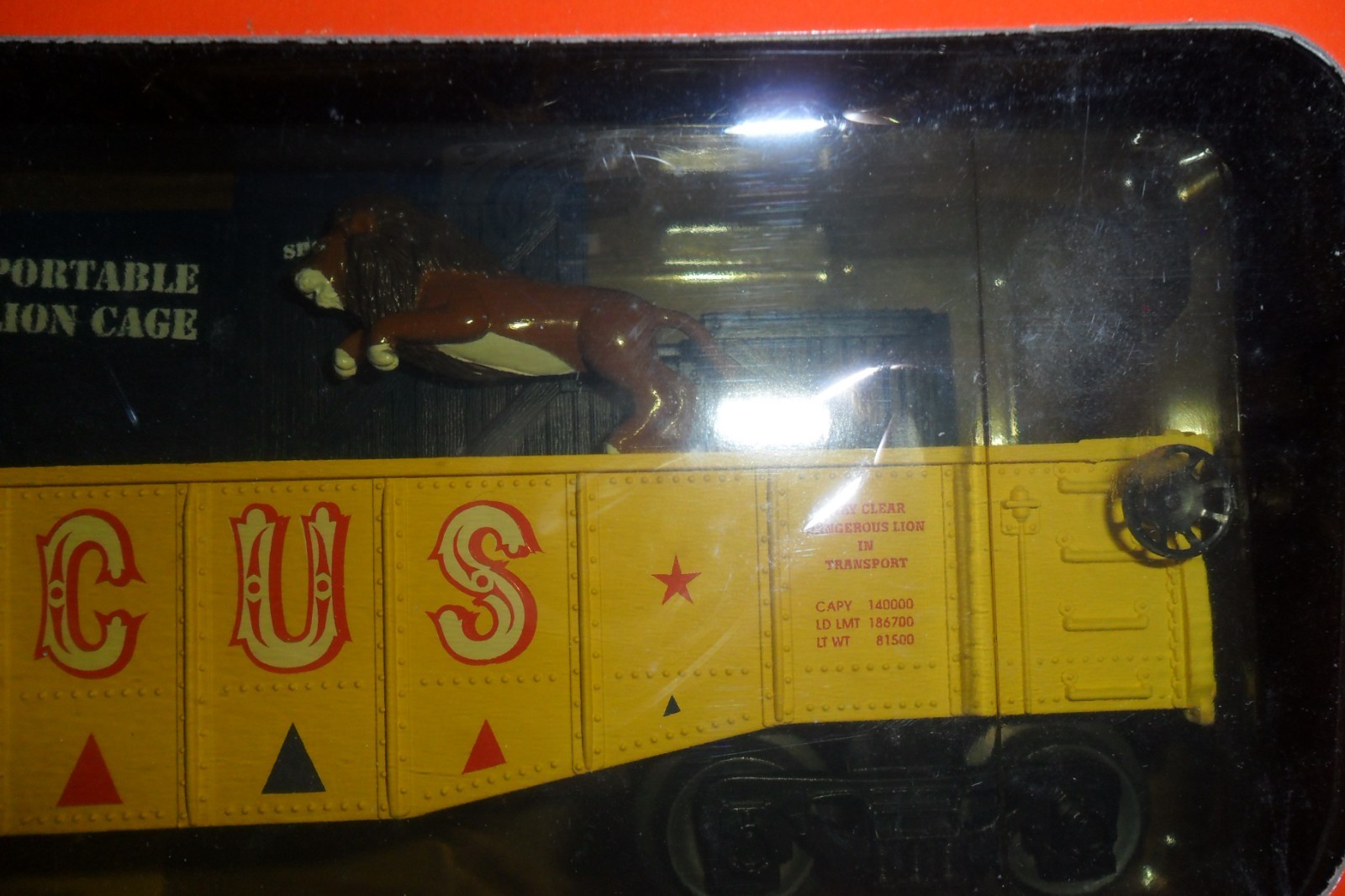 LIONEL 6-26723, CIRCUS 'LION CHASING TRAINER GONDOLA' #3444, NIB (2000)