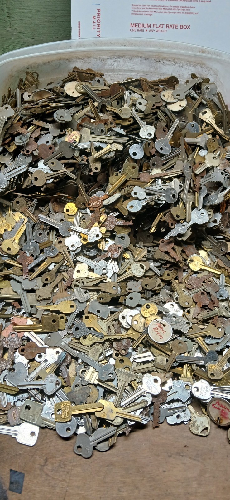 Large Lot 100 Miscellaneous Vintage Keys  Padlocks Drawers Doors RANDOM 100 KEYS