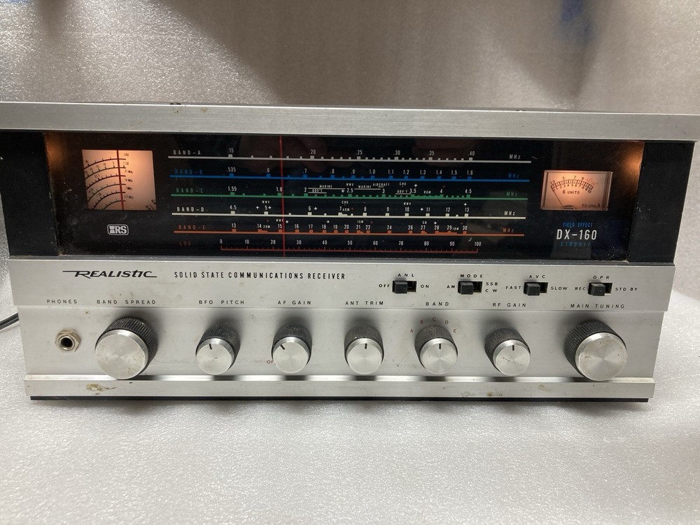 Realistic DX-160 Solid State Communications Receiver Powers On. READ