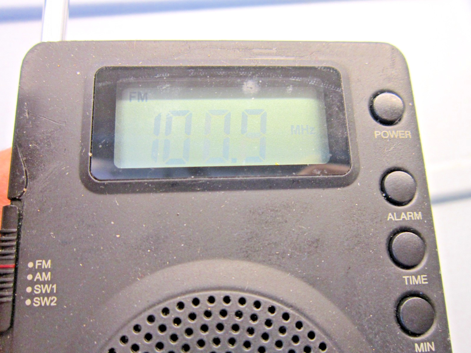 Grundig M400 AM/FM/SW 1-2 World Radio Black Working STICKY no battery cover