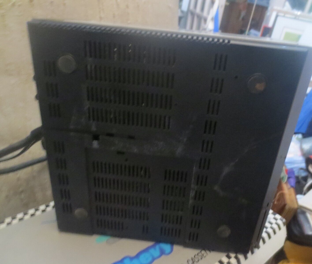 Vintage Hitachi Adjustomatic Random Access Tuner VT-TU8A powers on