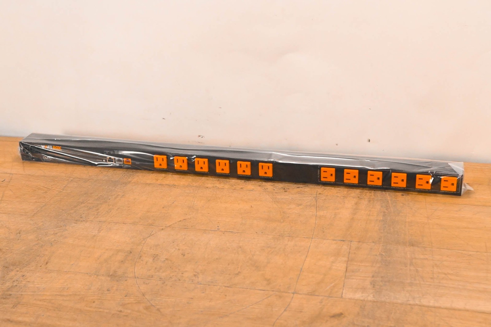 WattBox WB-800VPS-IPVM-12 Vertical IP Power Conditioner (12 Outlets) CG01UH7