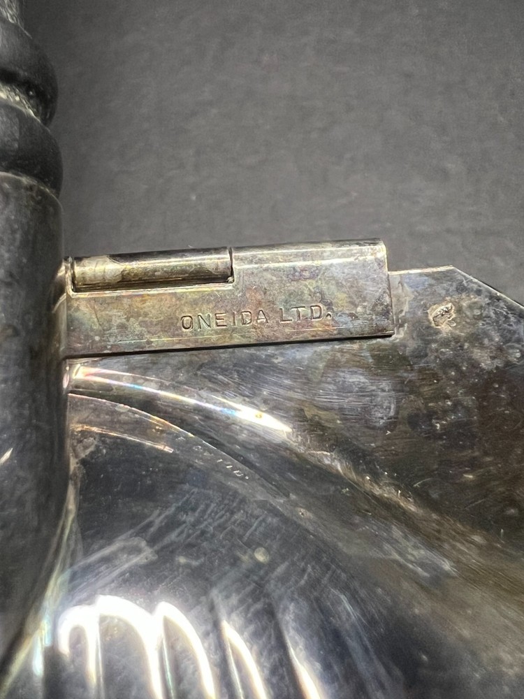 Vintage Oneida Silver Plate Silent Butler Clam Shell Tri Footed Crumb Catcher