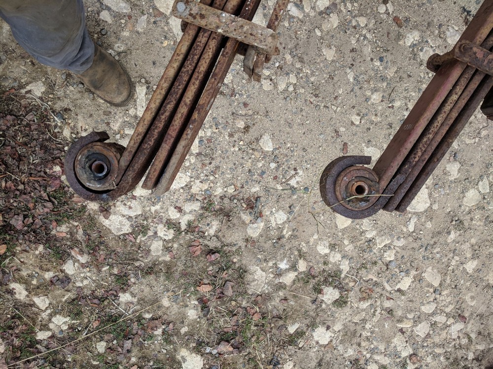 5 LEAF REAR SPRING REMOVED FROM 10 TONNER FORD 75-E