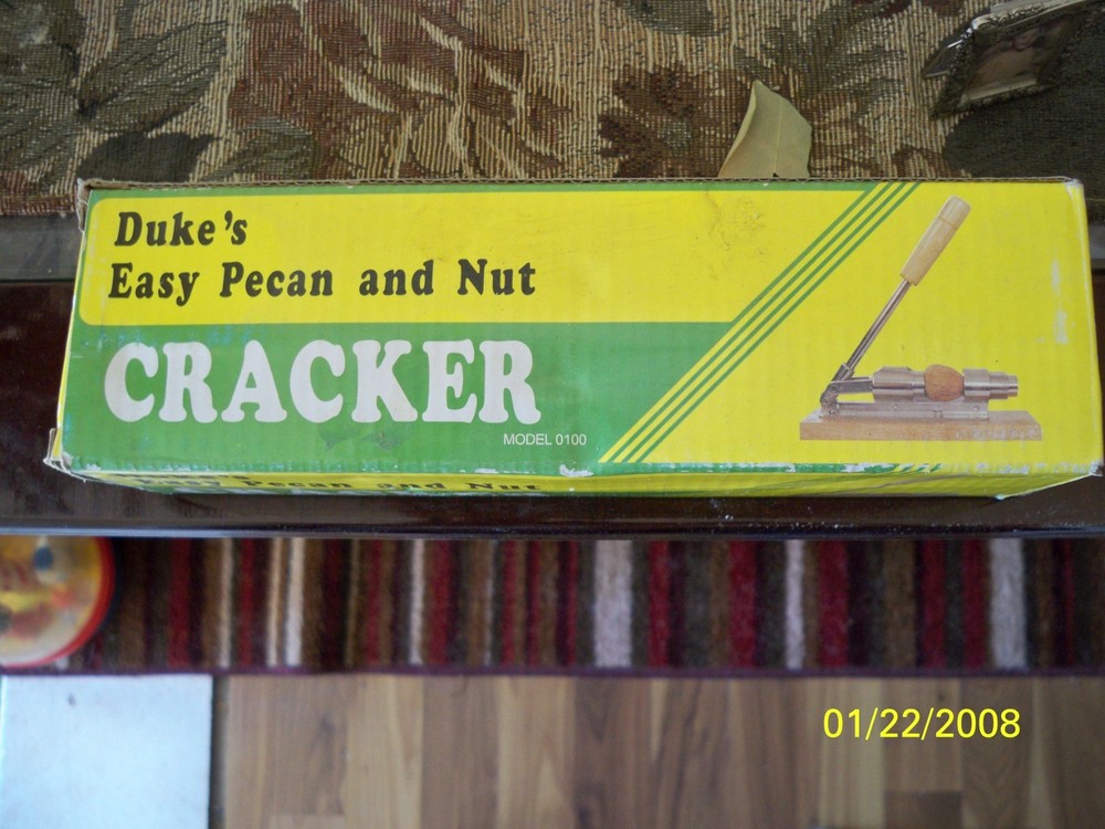 New Duke’s Eazy Nut Cracker with Wooden Handle Model #100