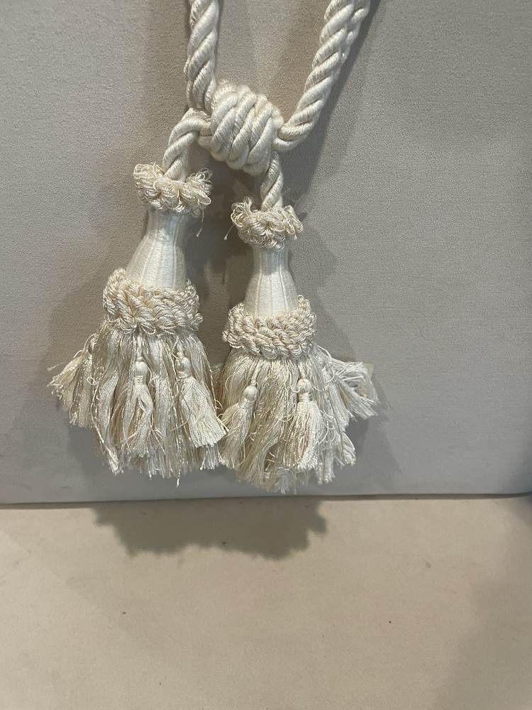 Medium Single Drapery Tassel Tieback Cream