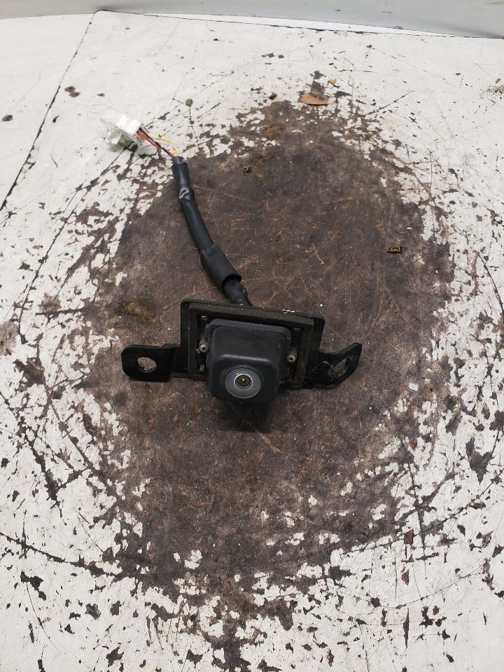 Camera/Projector Rear View Camera Fits 04-06 LEXUS RX330 OEM