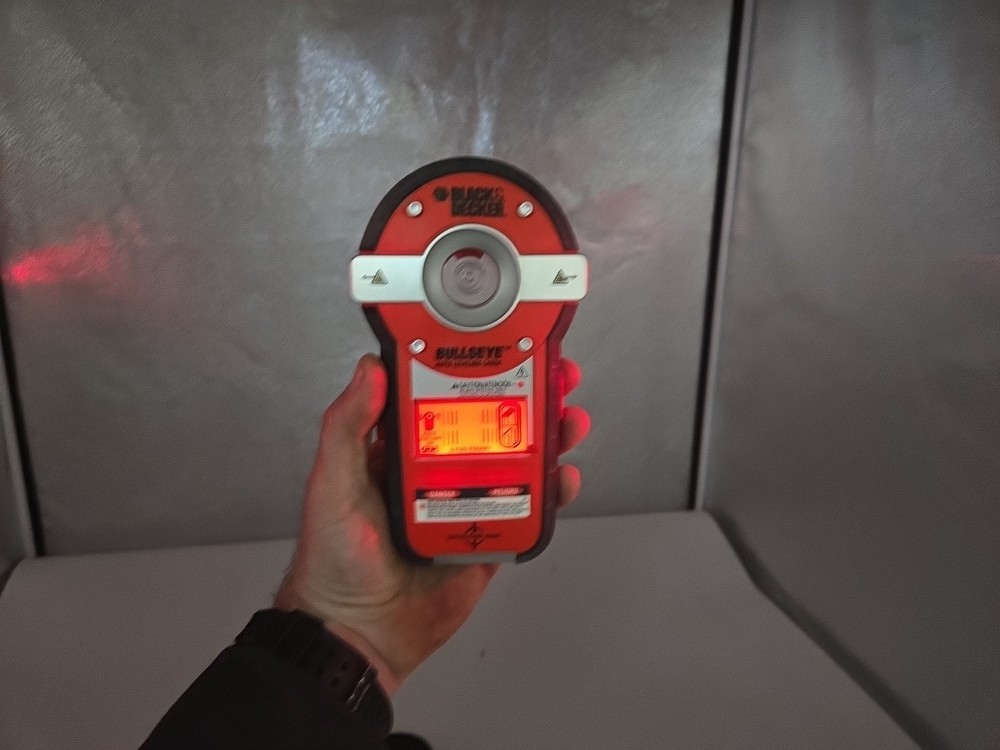 Black & Decker BDL190S Bullseye Auto Leveling Laser w/Stud Sensor + Storage Case