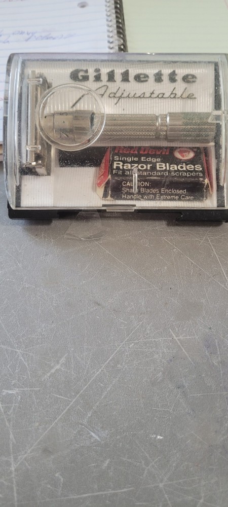 Gillette Adjustable Safety Razor, Commonly Known As The "Fatboy" Model . E2 1959