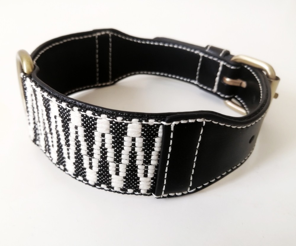 Leather dog collar is adjustable, suitable for medium-sized dogs, adjustable