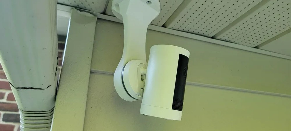 Ring Outdoor Cam Plus Multi-Use Mount Ceiling, Wall, under Eaves