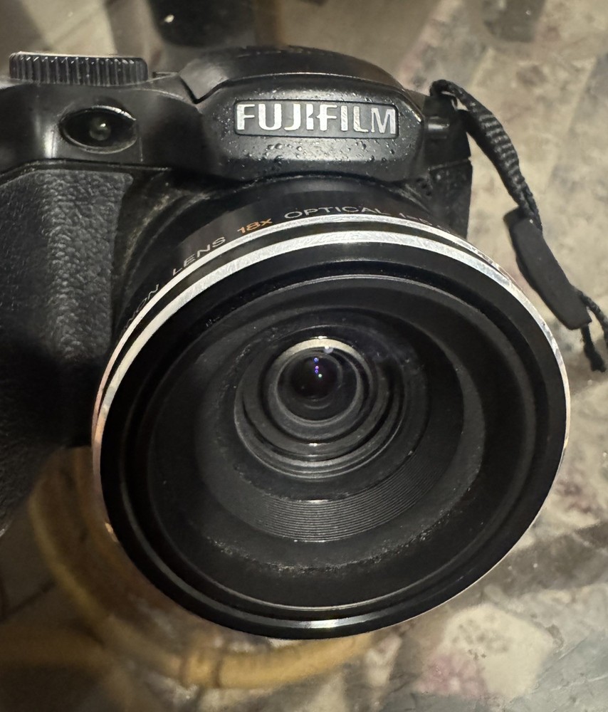 Fujifilm Finepix S1900 Digital Camera 12Mega Pixels working