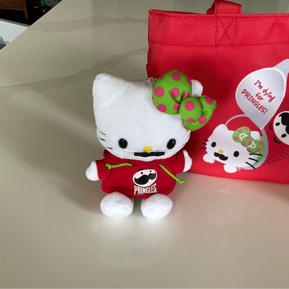 Hello kitty x pringles party pack