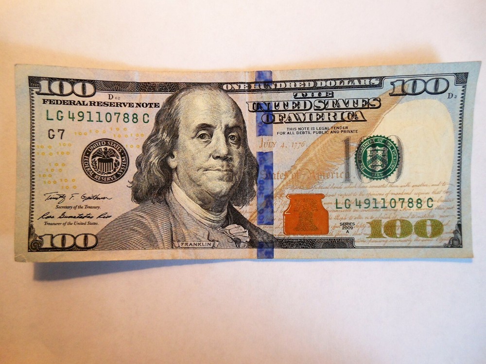 2009-A $100 VF/VF+ FRN with a Raised Digit (8) Error on Lower Serial #