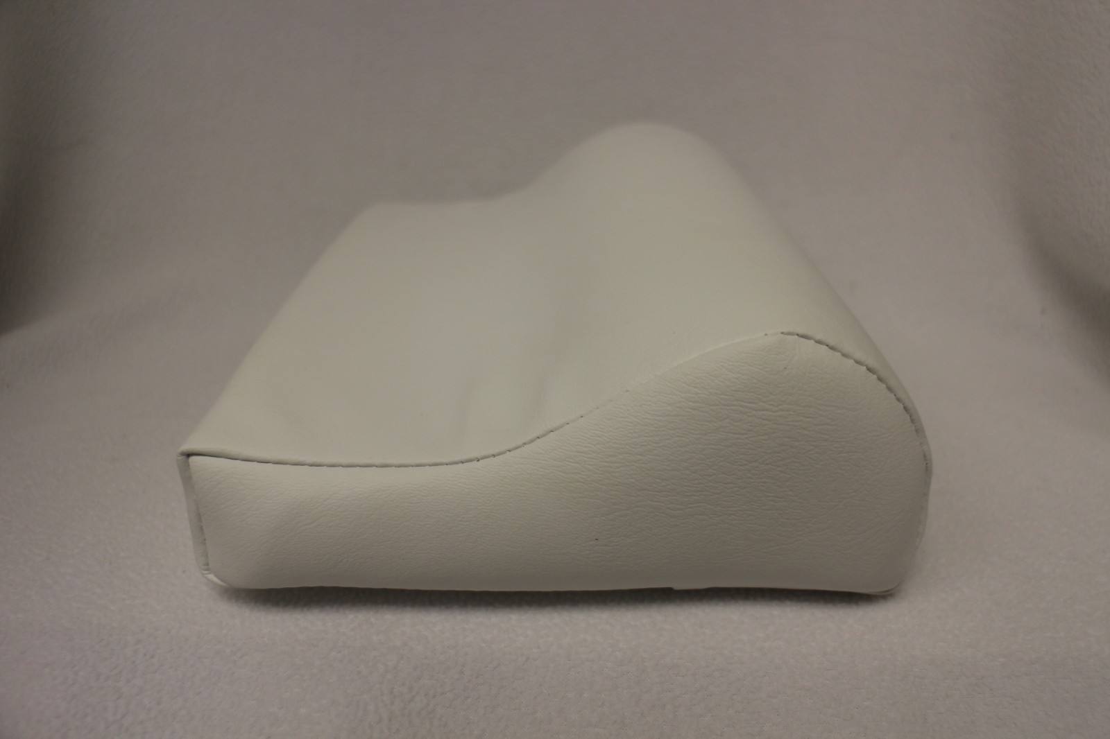 GOODMAN SPECIALTY PILLOWS #303 CONTOUR TANNING BED PILLOW - WHITE