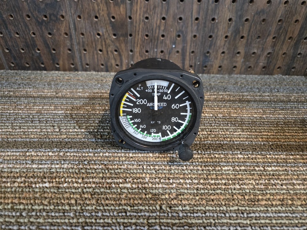 8125 United Instruments Airspeed Indicator
