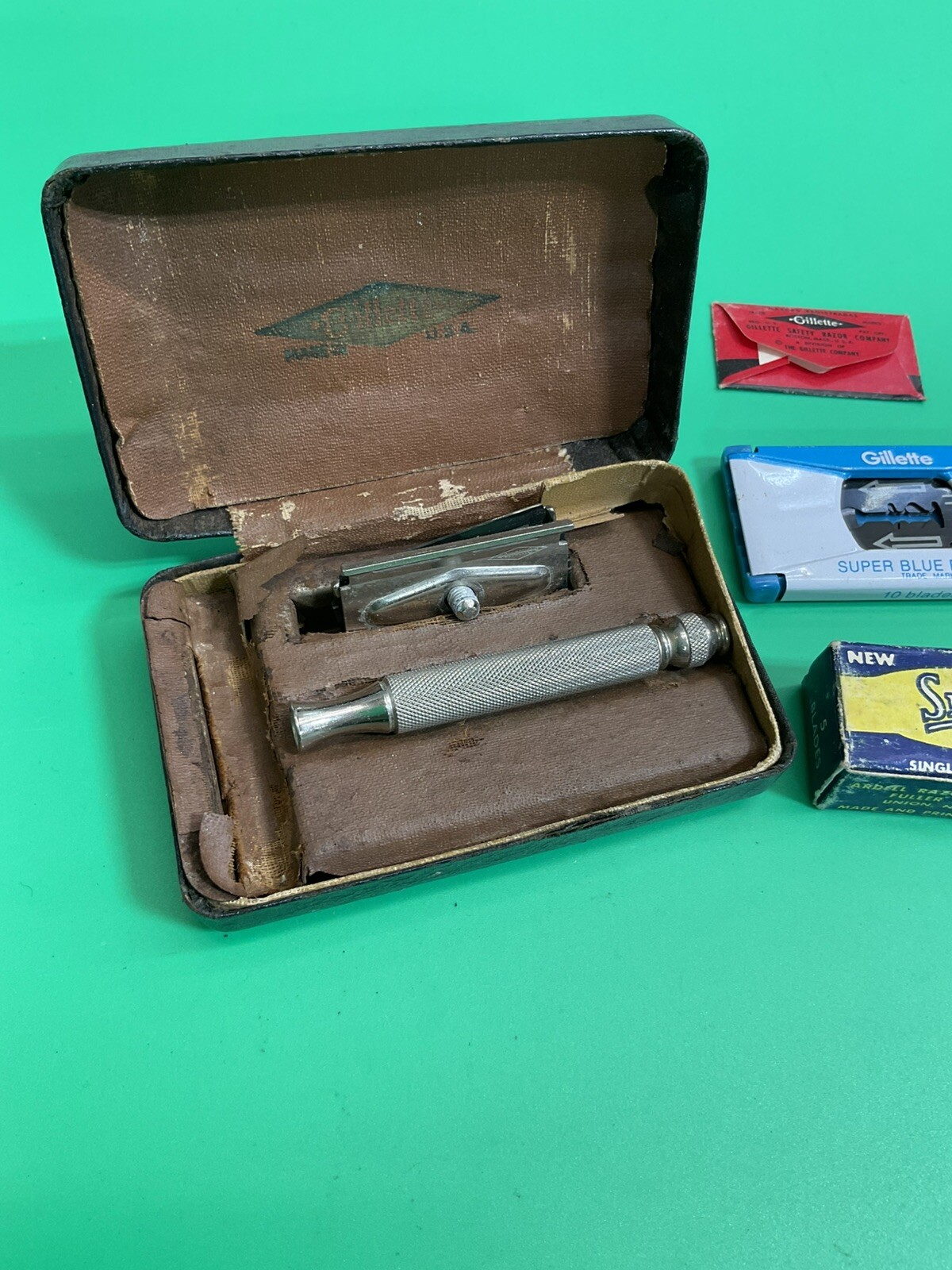 vintage Gillette travel razor in box with extras bb143