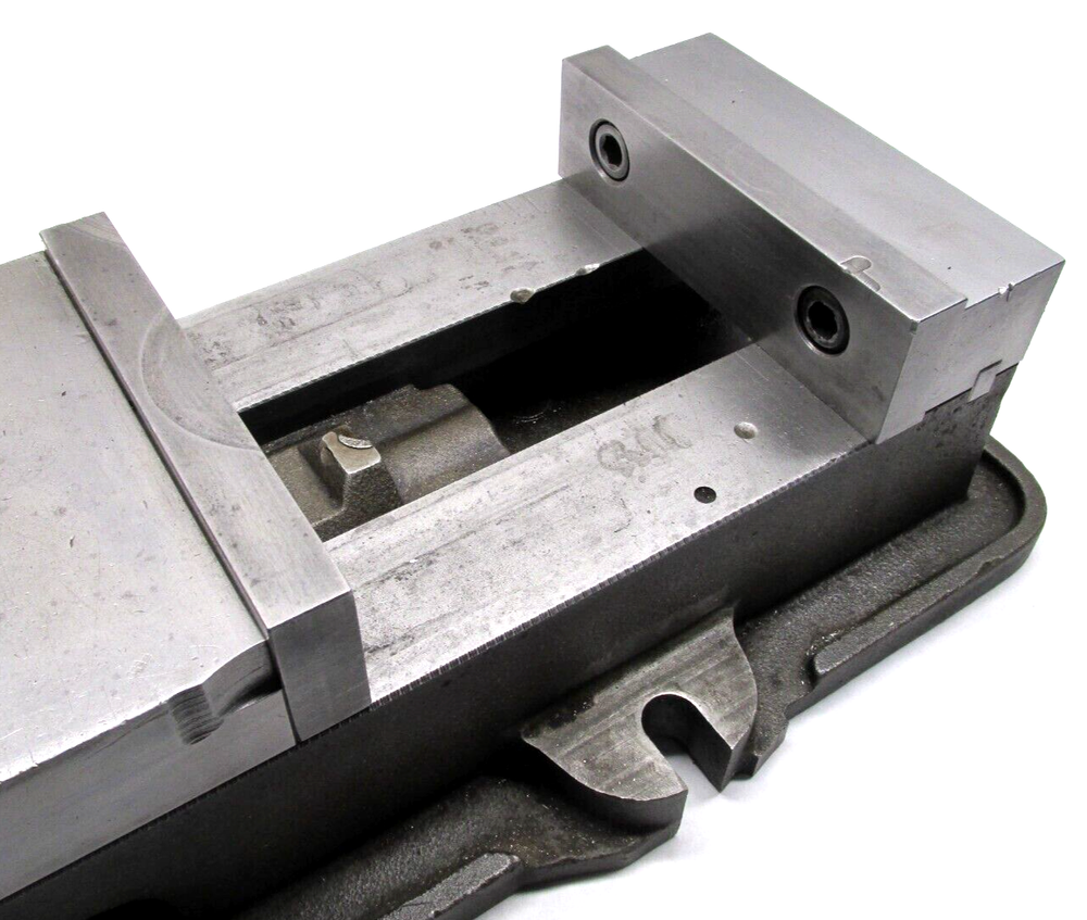KURT ANGLOCK 6" MILLING MACHINE VISE w/ JAWS - #D60