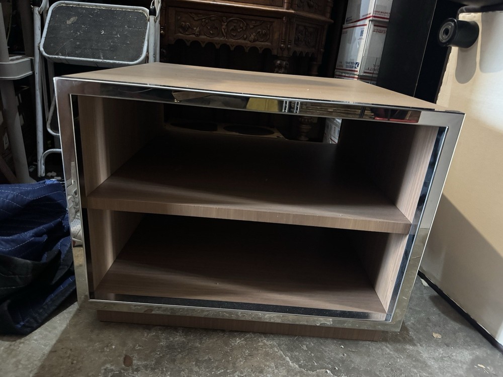 Minimalist side table,consistent with Minotti’s design likely the Hamilton