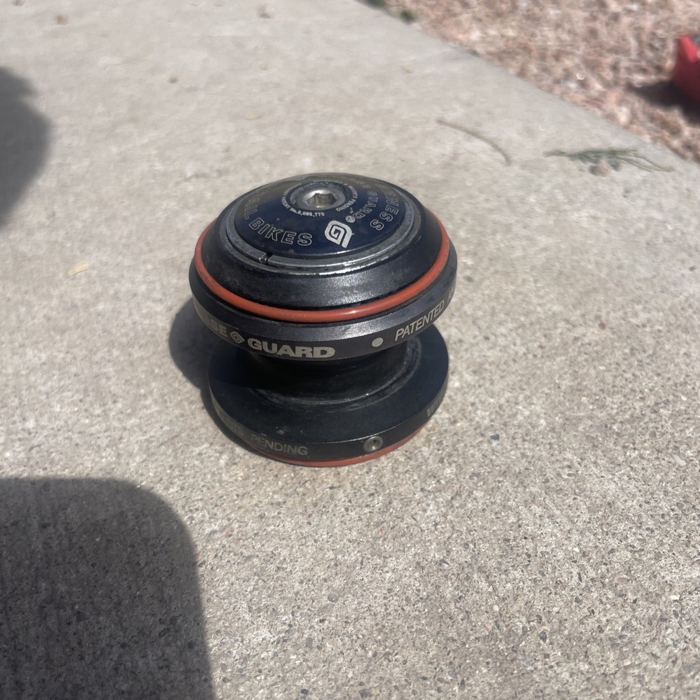 WTB grease guard 1 1/8" threadless headset in black lightly used