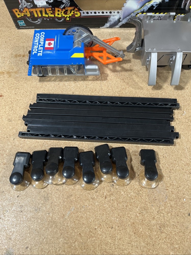 2001 Battle Bots Bump N Bash Bots Red Scorpion & Complete Control Hasbro