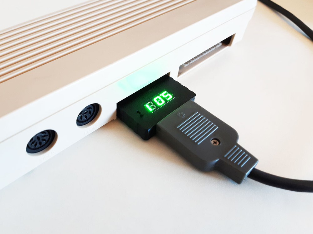 Commodore C64 voltmeter. C64, C128 & VIC-20 computers compatible. Adjustable!