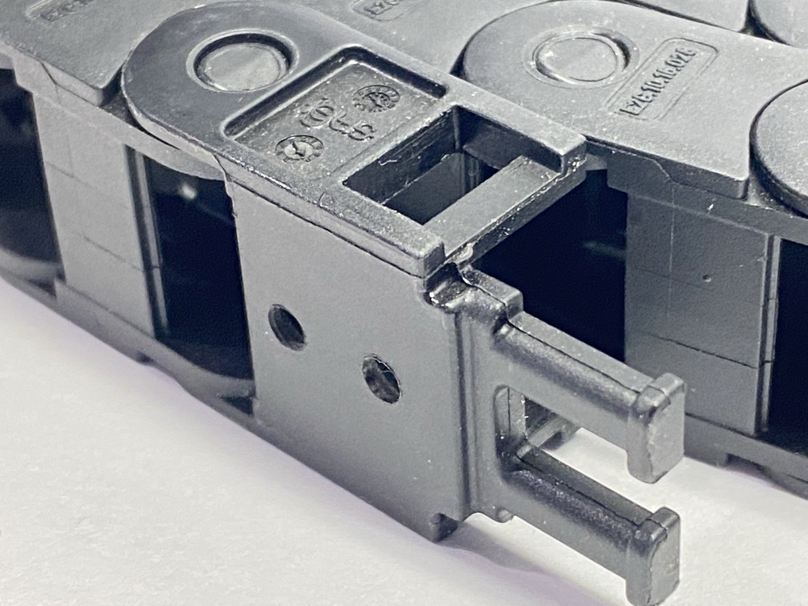 Igus E2C.10.16.028.0 Series E2C.10 E-Chain Cable Carrier 95 Links 6.23ft Length