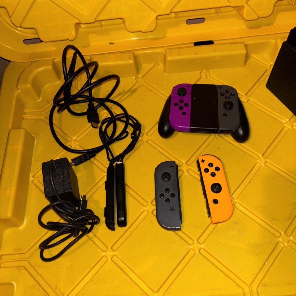 Nintendo Switch 32GB Console 4 Controllers & Accessories 256GB USED