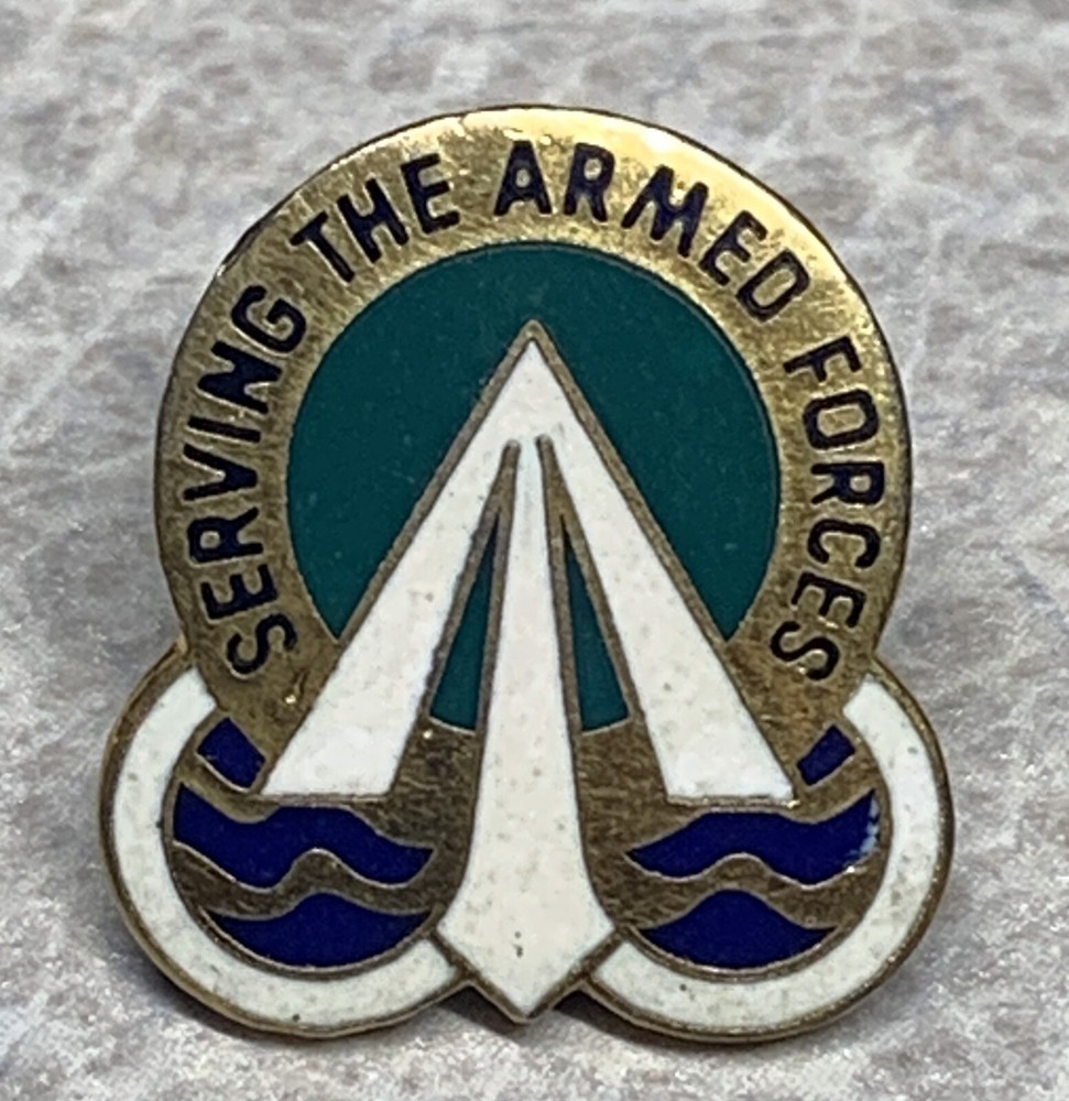 Military Pin  SERVING THE ARMED FORCES Deployment & Distribution Command   [B]