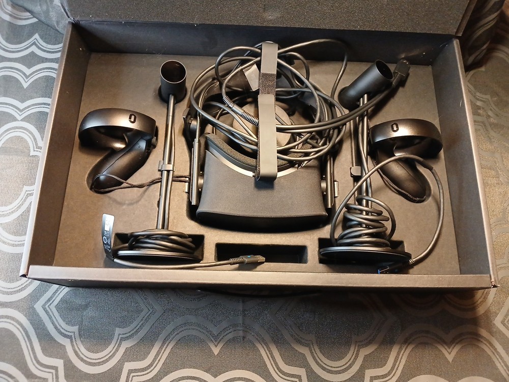 Meta Oculus Rift PC Virtual Reality System - Black (301-00095-01)