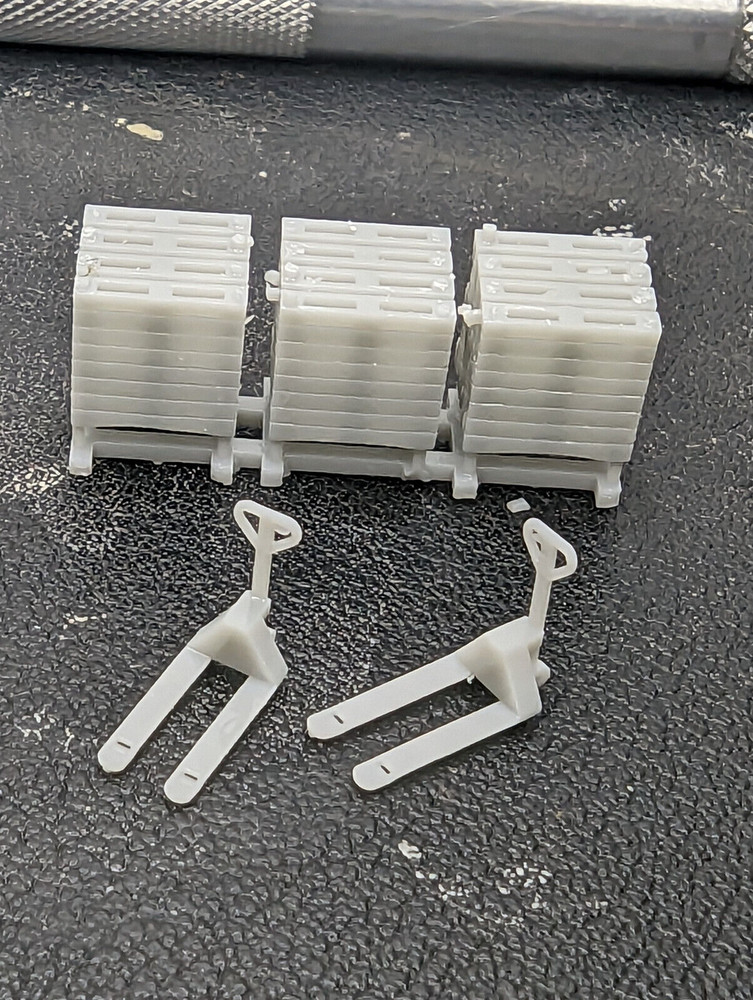 HO Scale Pallets with 55 Gallon Drums