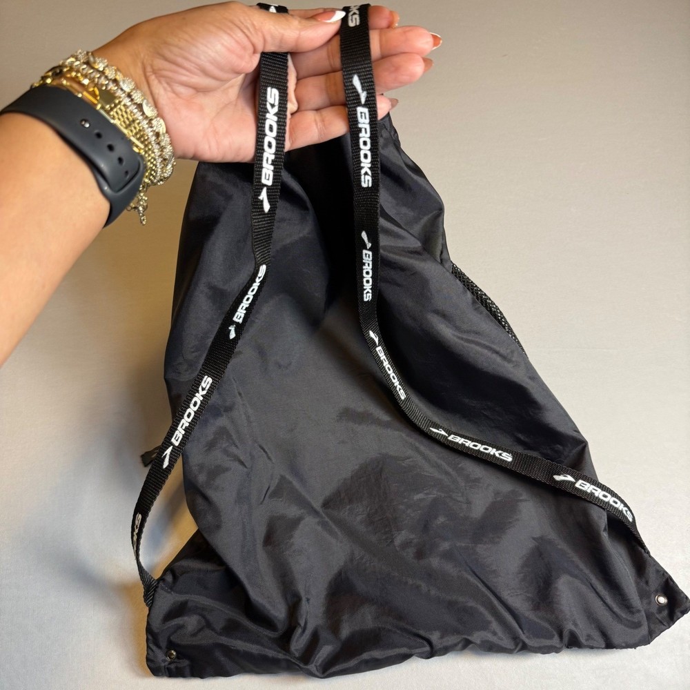 Brooks Running Drawstring Cinch Bag Black Mesh Panel Zipper Pocket Backpack