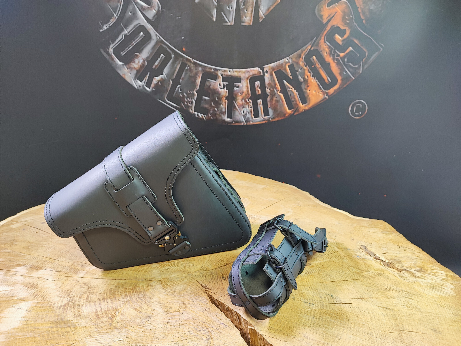 Swing bag EOS Blackline suitable for Harley Sporty Bobber leather