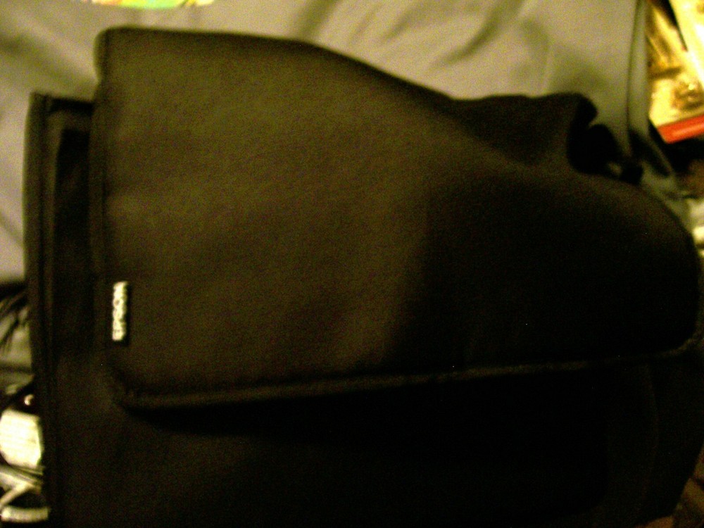 AVERMEDIA 300AF+ DOCUMENT CAMERA, CASE POWER SOURCE AND SOME CABLES NO REMOTE