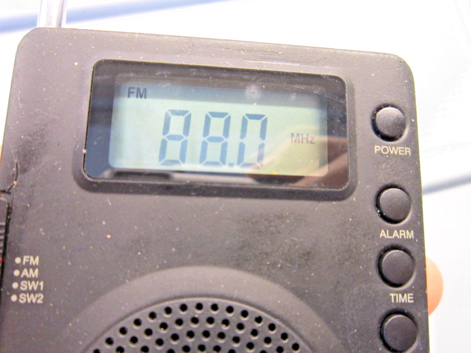 Grundig M400 AM/FM/SW 1-2 World Radio Black Working STICKY no battery cover